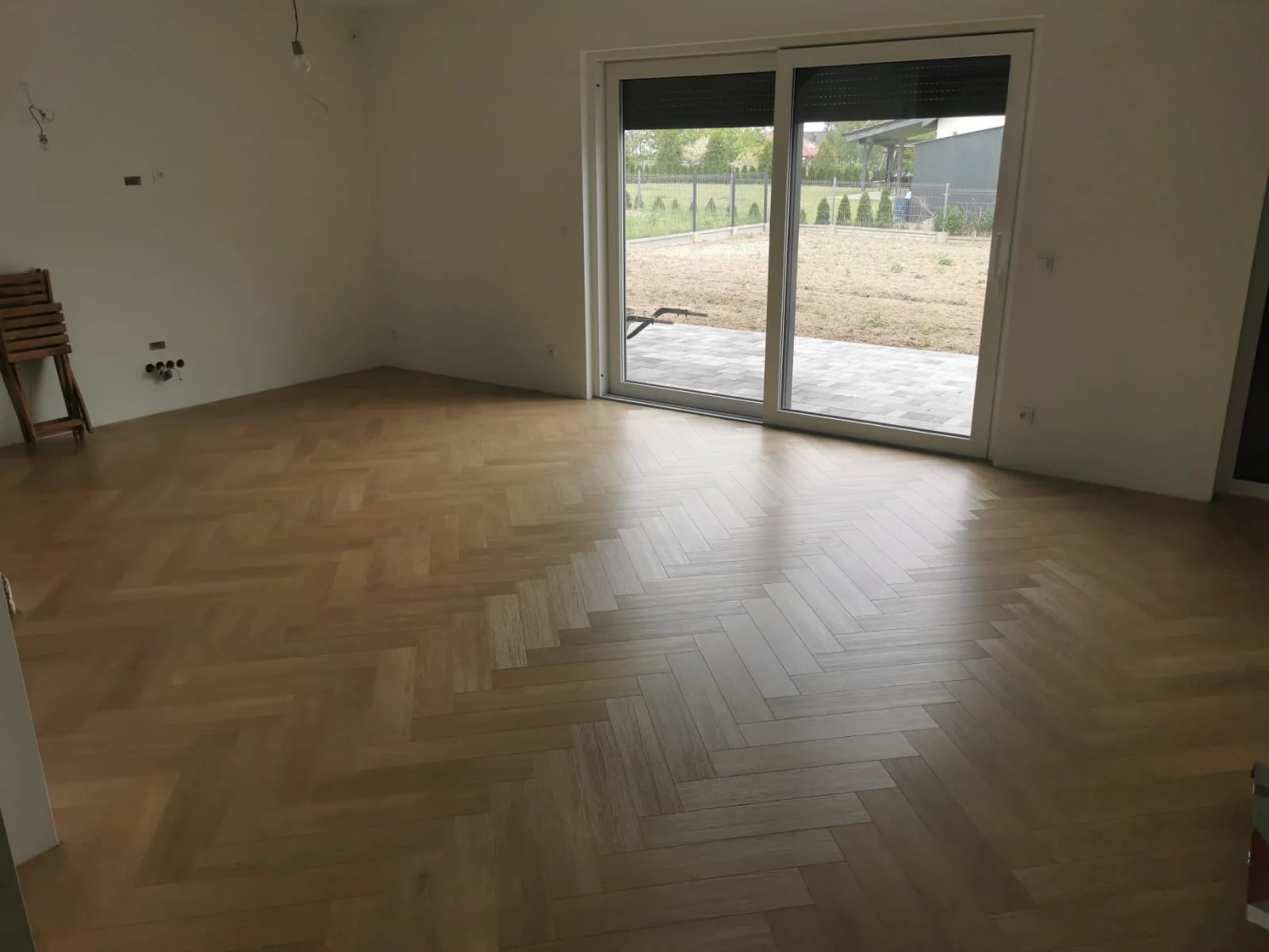 Ułożona podłoga w dużym pokoju